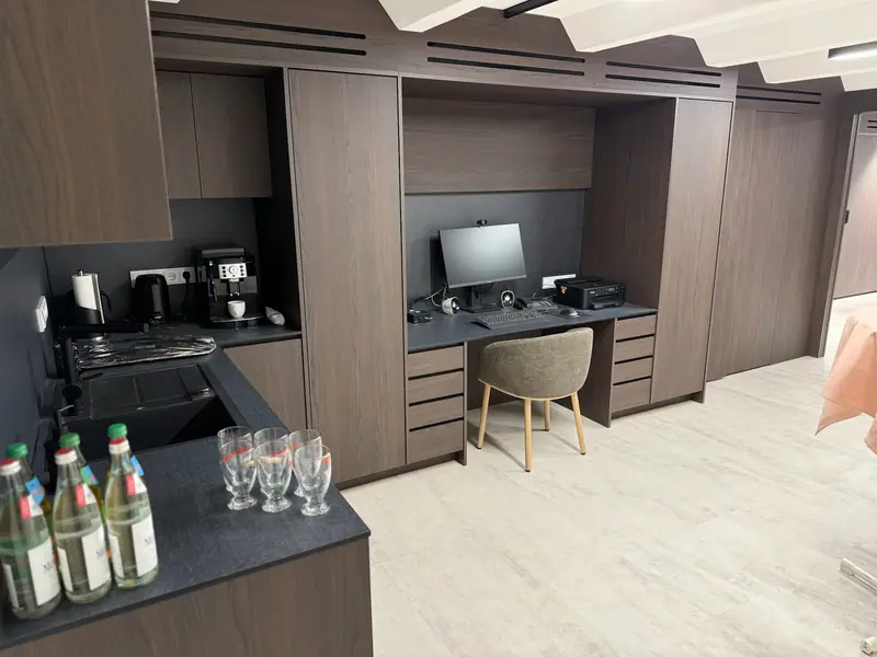 Büro mit Einbaumöbeln, Schreibtisch und Küchenzeile