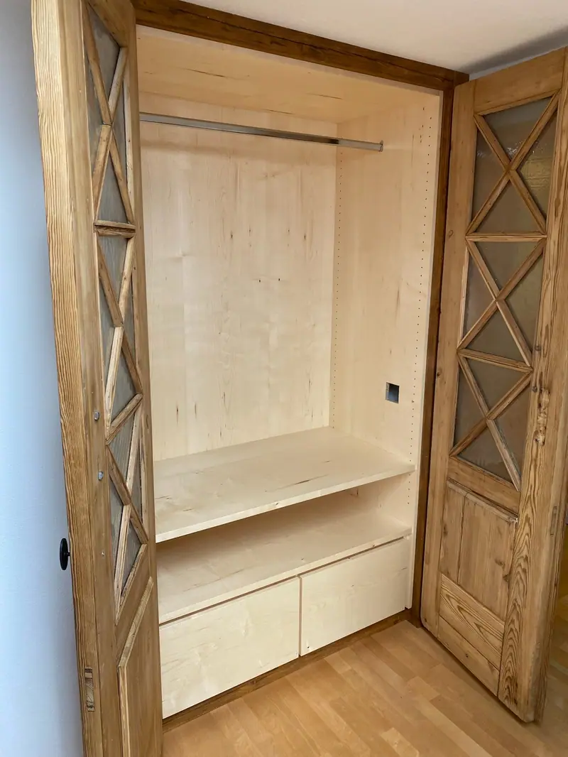 Einbauschrank mit Türen aus Altholz und offenem Kleiderfach