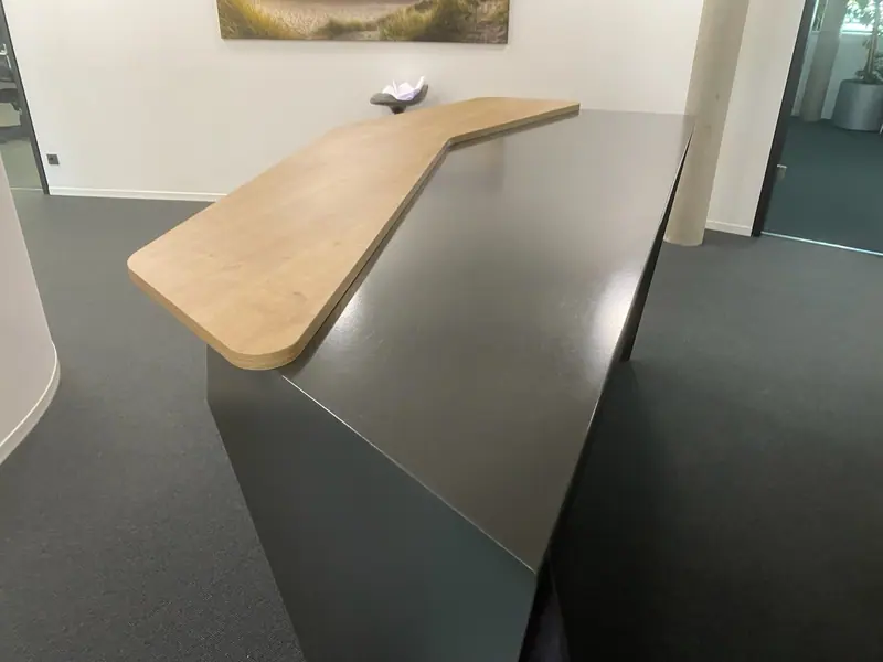 Theke mit geschwungener Holzplatte in einem Büro