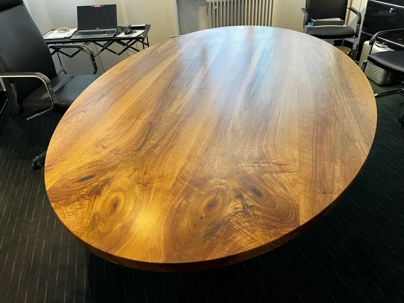 Ovaler Tisch mit Holzplatte in einem Besprechungsraum